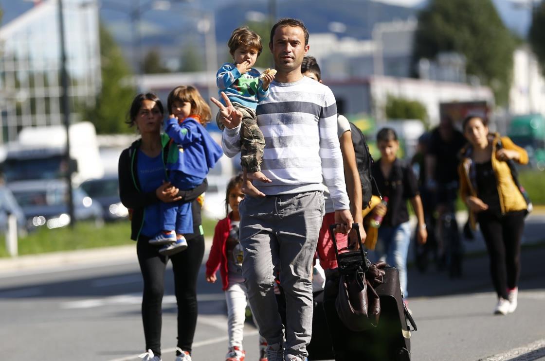 Migrants walk toward Germany at the border crossing with Austria in Freilassing, Germany Sept. 16, 2015. (Reuters File Photo)