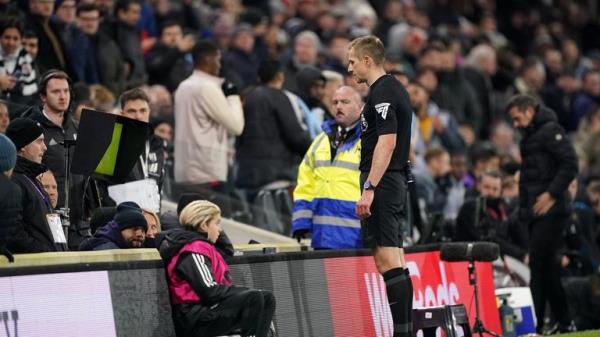 Referee Michael Salisbury check VAR for a penalty to Fulham during the Premier League match at Craven Cottage, London. Picture date: Mo<em></em>nday November 27, 2023.<em></em>
<em></em>
